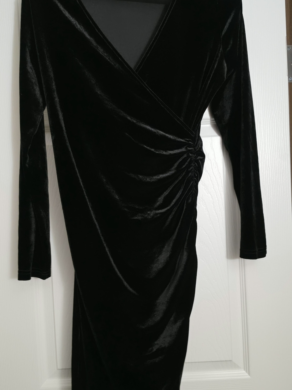 Med Black Velvet Long-Sleeve Ruched Wrap Dress